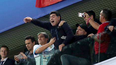 Diego Maradona benahm sich während der Partie seiner Argentinier auf der Tribüne daneben.