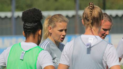 DFB-Trainerin Kathrin Peter (2.v.l.) fährt mit ihren Spielerinnen nicht nach Japan