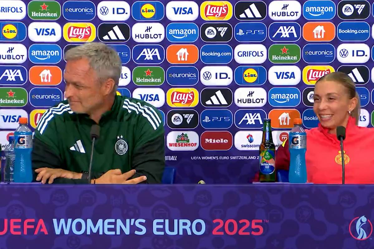 Bundestrainer Christian Wück wird vor dem EM-Viertelfinale gegen Frankreich auf die Qualitäten von Franziska Kett angesprochen. Eine Bemerkung der DFB-Pressesprecherin sorgt für einen Schmunzler im PK-Raum.