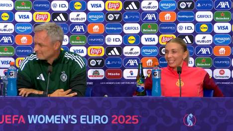 Bundestrainer Christian Wück wird vor dem EM-Viertelfinale gegen Frankreich auf die Qualitäten von Franziska Kett angesprochen. Eine Bemerkung der DFB-Pressesprecherin sorgt für einen Schmunzler im PK-Raum.