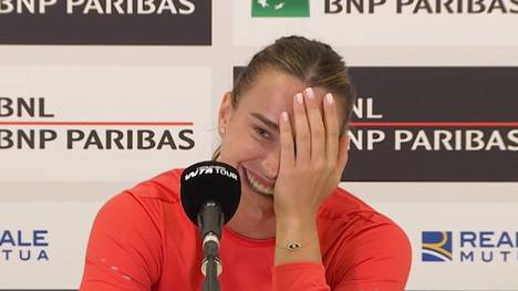 Ein Fan ruft dem italienischen Tennis-Star Jannik Sinner zu, er sei so schön wie Aryna Sabalenka. Als die Weltranglisten-Erste damit konfrontiert wird, bricht sie in Gelächter aus.