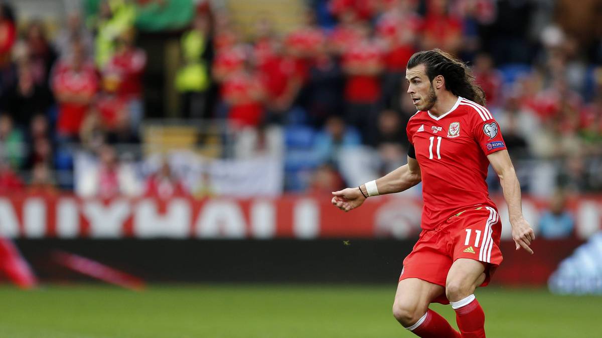 Das Haarband des Offensivspielers von Real Madrid löste sich. Und zum Vorschein kam seine prächtige Mähne. "Wales Online" berichtete, dass es daraufhin von den 35.000 Zuschauern in Cardiff "anerkennende Pfiffe" gegeben habe