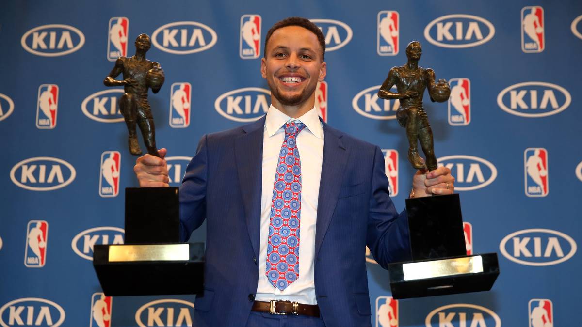 Herzlichen Glückwunsch, Stephen Curry! Der Superstar der Golden State Warriors wird zum zweiten Mal in Folge zum wertvollsten Spieler der NBA gewählt. Und nicht nur das: Curry schreibt Geschichte, weil er der erste Sieger ist, der alle 131 Stimmen für den Erstplatzierten einsammelt. Die MVP-Trophäe krönt eine bisher einzigartige Saison, in der die Titelverteidigung folgen soll. SPORT1 zeigt Zahlen und Fakten aus Currys unfassbarer Fabelsaison