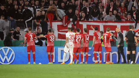 Nach den Fan-Ausschreitungen beim DFB-Pokal Halbfinale gegen RB Leipzig hat der SC Freiburg Stellung bezogen und die Beteiligten verurteilt. 
