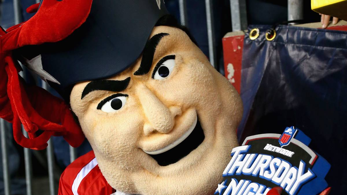 Miami zu Gast in Foxboro, die New England Patriots stehen bereit zum Thursday Night Game. Das Maskottchen der Pats steht stramm...