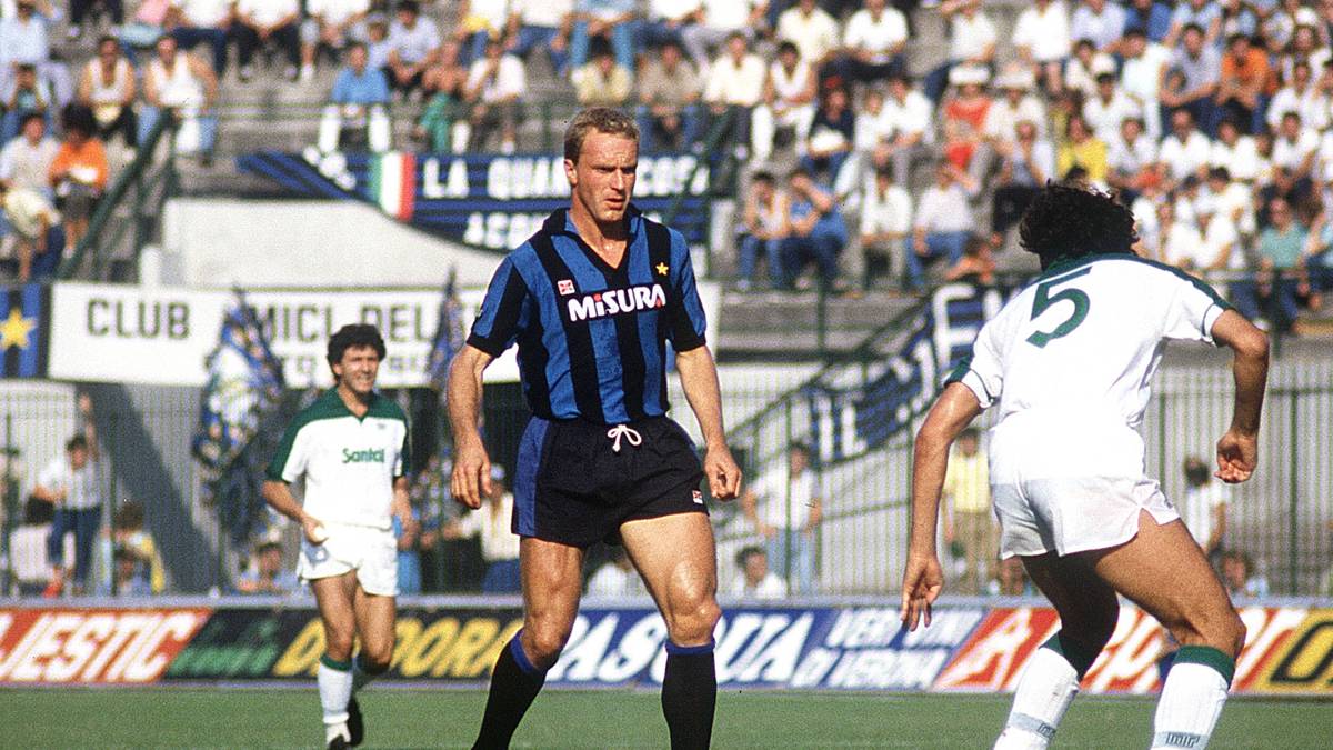 Rummenigge selbst hatte schon früh entscheidenden Anteil daran, dass die Münchner überhaupt ihren großen Aufstieg erleben konnten. 1984 transferiert Hoeneß den Stürmer nach Italien zu Inter Mailand. 11,4 Millionen Mark bekommt der FC Bayern - und ist auf einen Schlag schuldenfrei