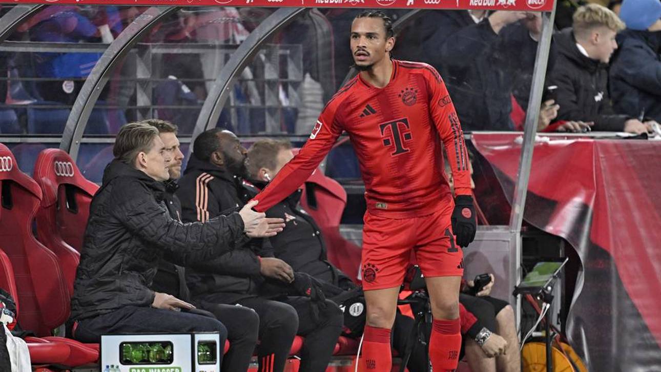 Leroy Sané klatscht nach seiner Auswechslung mit der Bayern-Bank ab
