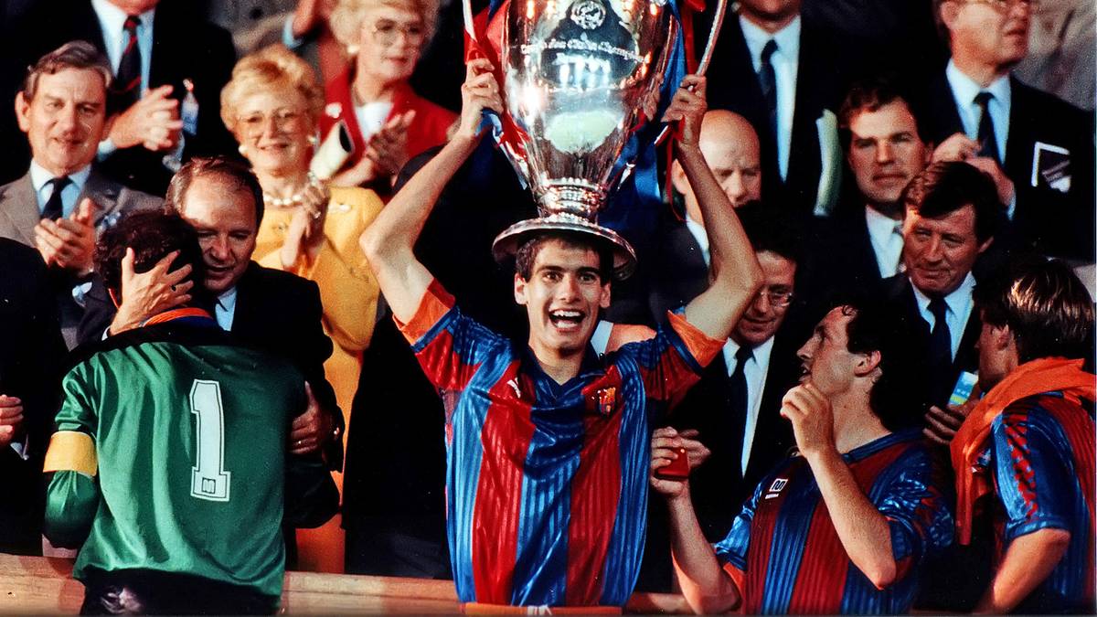 Josep 'Pep' Guardiola war als Spieler Teil des von Johan Cruyff trainierten 'Dream Team' des FC Barcelona, das 1992 den Landesmeisterpokal gewann. Der defensive Mittelfeldspieler wurde in der Talentschmiede La Masia ausgebildet und spielte von 1991 bis 2001 für die Blaugranas. Nach seiner Zeit bei Barca agierte Guardiola für verschiedene Vereine und beendete schließlich 2006 seine Karriere bei Dorados de Sinaloa in Mexiko
