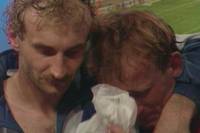 18. Mai 1996: Zwischen Kaiserslautern und Leverkusen kommt es am letzten Spieltag zum Abstiegsfinale. Vor allem in Erinnerung bleibt die anschließende Tränen-Szene der Weltmeister-Freunde Andreas Brehme und Rudi Völler.