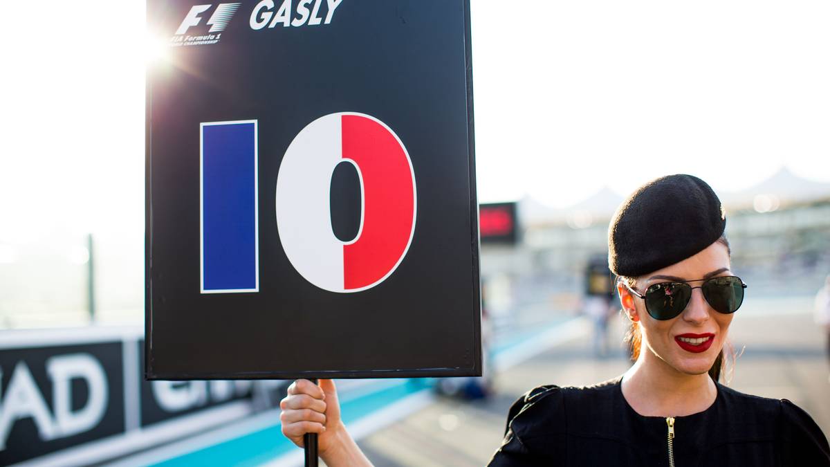 Aber muss es dazu gleich ein polizeilich angehauchtes Outfit sein? Für die Rennstrecke eher ungeeignet
