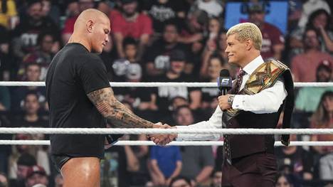 WWE-Champion Cody Rhodes (r.) und Randy Orton bekräftigten bei WWE SmackDown ihre Freundschaft