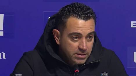 Trotz des 3:1-Sieges gegen Alavés ist Barça-Trainer Xavi sauer auf den Schiedsrichter und glaubt an einen Komplott gegen sein Team. Der 18-jährige Vitor Roque flog nach seinem Tor mit Gelb-Rot vom Platz.