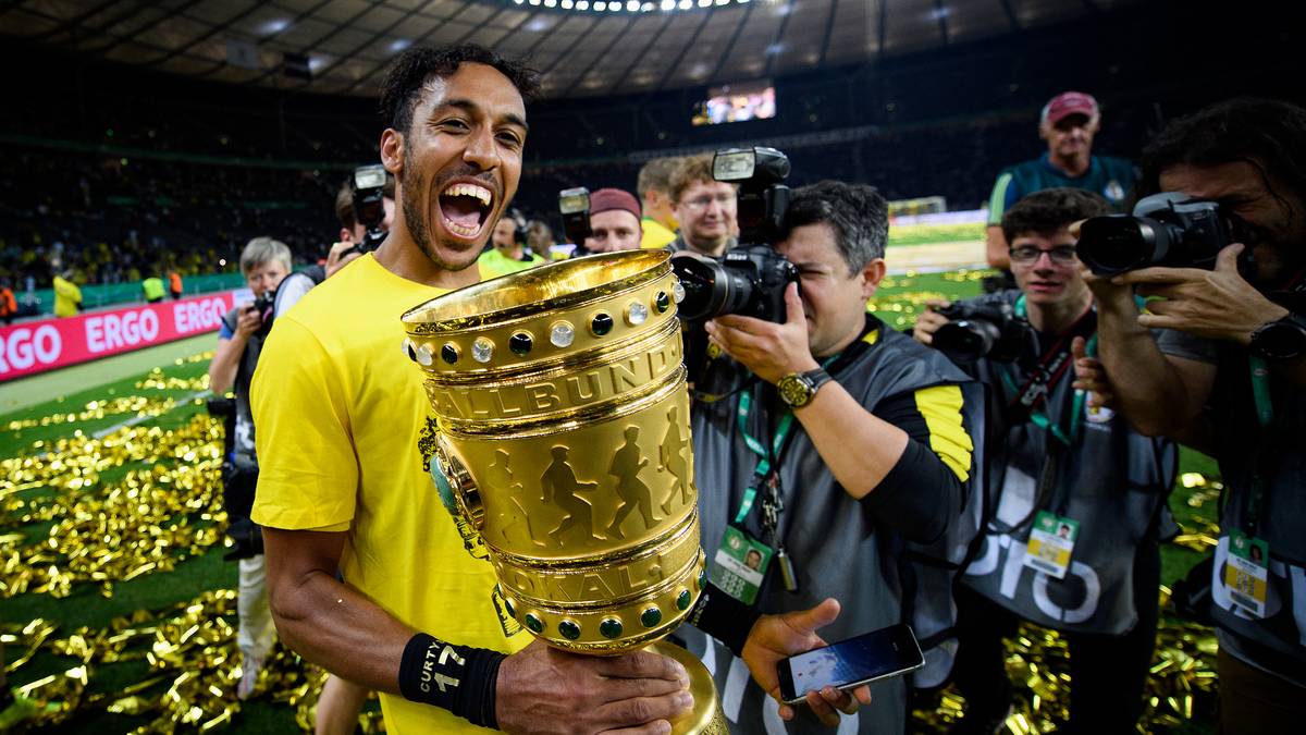 Als wahrscheinlichster Abnehmer gilt Paris Saint-Germain. Die Franzosen sollen sich seit Wochen mit ihm einig sein - und haben dem Vernehmen nach kein Problem damit, die vom BVB geforderte Ablösesumme von 70 Millionen Euro für den 27-Jährigen zu bezahlen