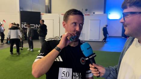 Max Kruse hat sein Debüt in der Icon League gegeben. Ein Interview mit dem ehemaligen Bundesliga-Profi wird plötzlich ganz kurios.