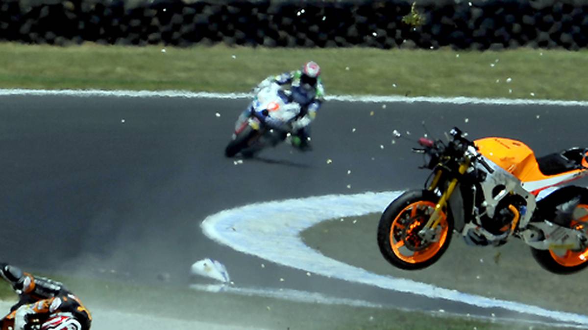 ...oder den Vorfall aus dem Jahr 2011 mit Ratthapark Wilairot, als Marquez den Thailänder während einer Flaggenphase in Höchstgeschwindigkeit rammt und Wilairot ins Krankenhaus eingeliefert werde muss