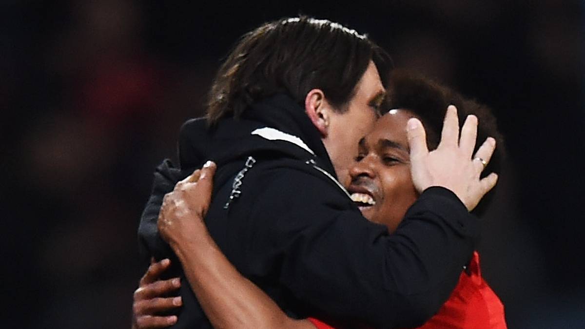 Auch von Roger Schmidt gibt es Streicheleinheiten