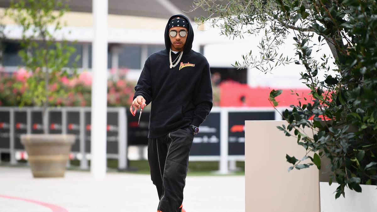 L wie lässig: Hamilton trägt die größten Sonnenbrillen der Formel 1, oft glänzende Brillies in beiden Ohren und dicke Ketten um den Hals
