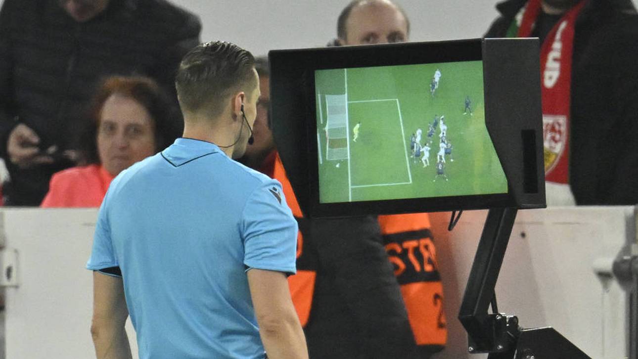 Schiedsrichter Donatas Rumsas am Monitor am Spielfeldrand