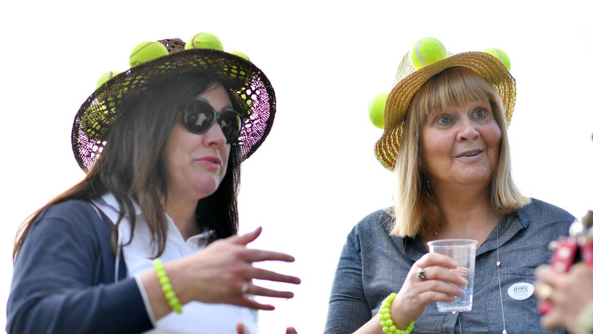 Einige Fans haben das Glück und ergattern tatsächlich Karten. Diese beiden Damen haben sich für das Event passende Hüte besorgt
