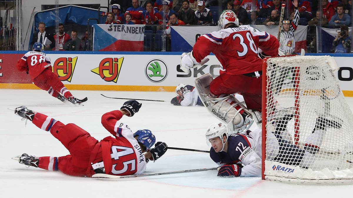 Der Favorit schafft es lange Zeit sehr erfolgreich den Puck vom eigenen Tor fernzuhalten. Allerdings landet der eine oder andere Gegner schon mal drin