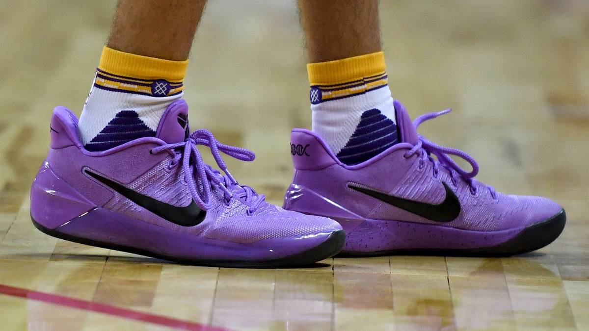 ...und Kobe Bryant. Mittlerweile hat sich Lonzo vom Big Baller Brand getrennt, der Erfolg der Marke hatte sich arg in Grenzen gehalten