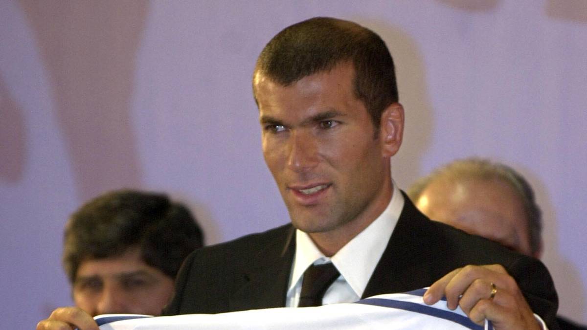 Primera Division Real Madrid Macht Mit Trikot Von Zinedine Zidane Kasse