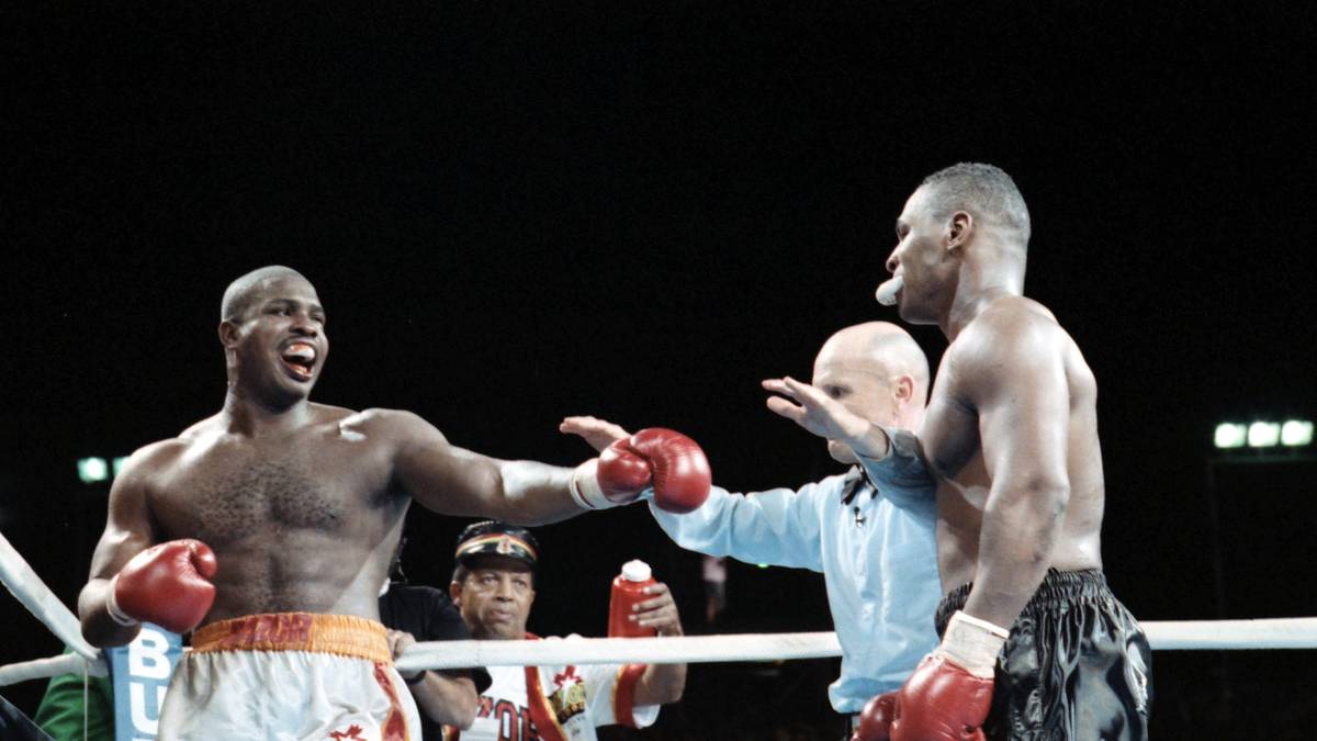 Doch Tyson kämpft sich erneut hoch und hofft nach einem Kampf gegen Donovan Ruddock (Bild) auf einen Titel-Kampf gegen Evander Holyfield. Im Ring liefern sich "Iron Mike" und "Razor" auch ein verbales Gefecht. Tyson schickt seinen Gegner zwei Mal zu Boden und bricht ihm den Kiefer. Am Ende feiert er einen lockeren Punktsieg