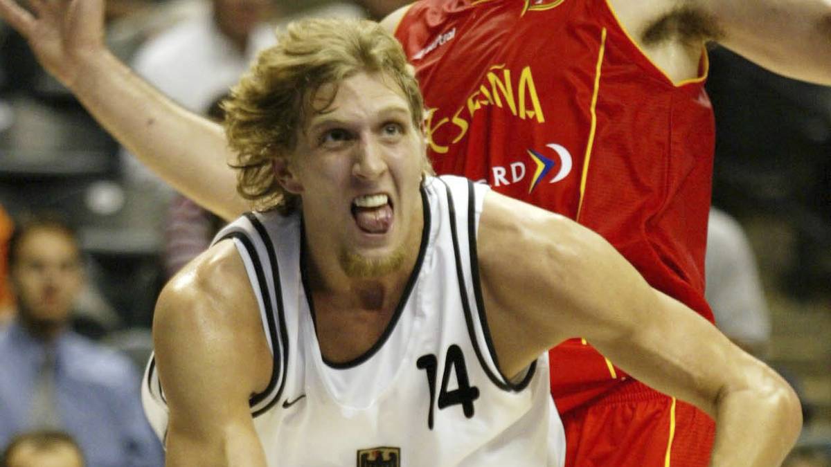 SMALL FORWARD – DIRK NOWITZKI vs. PAUL ZIPSER: Bereits mit 24 Jahren drückte Nowitzki dem Turnier seinen Stempel auf und wurde mit 24 Punkten pro Partie zum MVP sowie Topscorer der WM. Auch durch seine 29 Punkte gegen Neuseeland reichte es zur Bronzemedaille für Deutschland
