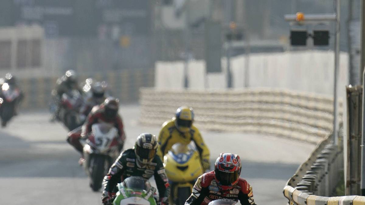 Dennoch bleiben Zweifel, wenn man sich die teilweise gerade einmal sieben Meter breite Strecke genauer anschaut. Die langen Geraden sorgen für hohe Geschindigkeiten - aber auch extem hohe Risiken