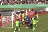 Der VfL Wolfsburg müht sich beim Oberligisten TuS Koblenz in die zweite Runde des DFB-Pokals. Ein Kopfballtor von Patrick Wimmer entscheidet die Partie.