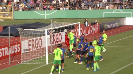 Der VfL Wolfsburg müht sich beim Oberligisten TuS Koblenz in die zweite Runde des DFB-Pokals. Ein Kopfballtor von Patrick Wimmer entscheidet die Partie.