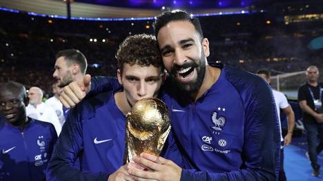 Benjamin Pavard (l.) und Adil Rami wurden 2018 mit Frankreich Weltmeister