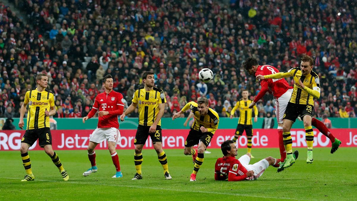 Neun Minuten später macht der Spanier seinen Fehler allerdings wieder gut. Nach einer Ecke köpft Martinez zum Ausgleich vorbei an Bürki ins BVB-Tor