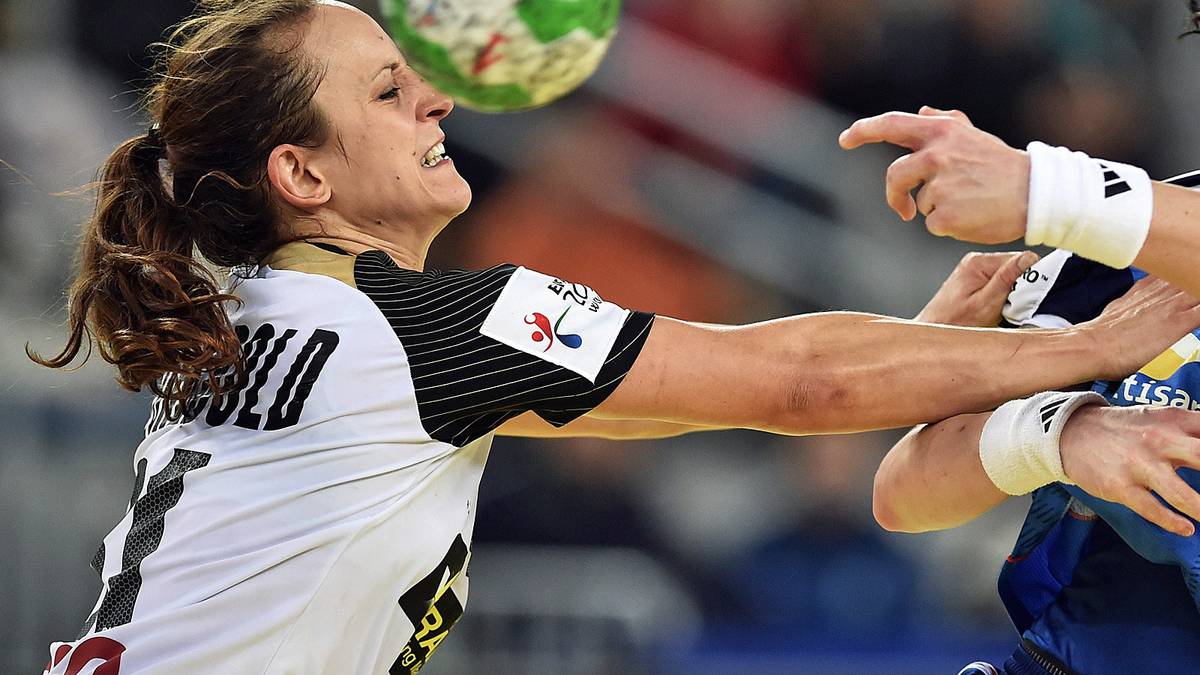 Kerstin Wohlbold, 32, Rückraum Mitte, Thüringer HC, 116 Tore in 62 Länderspielen: Sammelt deutsche Meisterschaften wie andere in der Mannschaft Schuhe. Stand schon acht Mal am Ende der Saison ganz oben. Ist neben dem Handball Grundschullehrerin - und bringt den Kindern vielleicht bei, wie das mit den Titeln funktioniert. Rast in ihrer Freizeit von steilen Bergen herunter, auf Skiern oder auf dem Snowboard