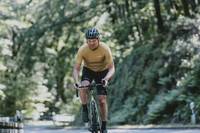 Gut 25 Jahre nach seinem Triumph bei der Tour de France und zahlreiche Negativ-Schlagzeilen später will der einstige Rad-Star Jan Ullrich seine Geschichte erzählen - "die ganze Geschichte", wie er selbst sagt. Die Doku "Jan Ullrich - Der Gejagte" gibt es ab 28. November exklusiv bei Prime Video.
