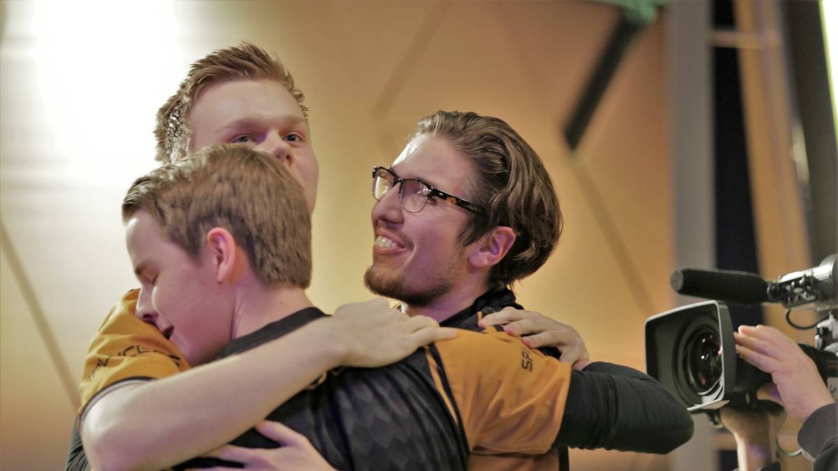 Nach dem Sieg über Elements sah man den Splyce Spielern die Erleichterung an.