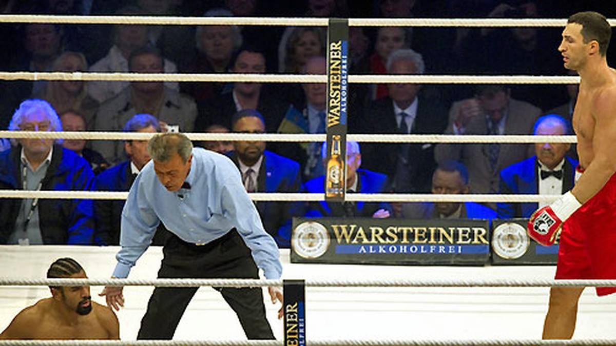 Der "Hayemaker" wird vom Ringrichter angezählt, hält aber doch die volle Distanz durch. Klitschko siegt klar nach Punkten und knöpft seinem Gegner auch den WBA-Titel ab, Haye gibt an, er sei am rechten Fuß und an der Hand verletzt gewesen
