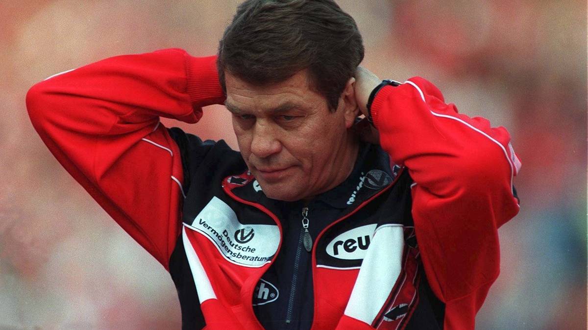 Über diesen Bock lacht ganz Fußball-Deutschland: Im September 1998 gegen Bochum bringt der Coach von Meister Kaiserslautern, Otto Rehhagel, den vierten Nicht-Europäer - damals noch einer zu viel. Nach zwei Minuten fällt die Regelwidrigkeit auf