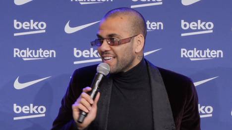 Nach Xavi kehrt mit Dani Alves die nächste Barca-Legende zurück zu den Katalanen. Angesprochen auf eine mögliche Messi-Rückkehr, muss der Brasilianer lachen, nur um dann eine Lobeshymne anzustimmen.