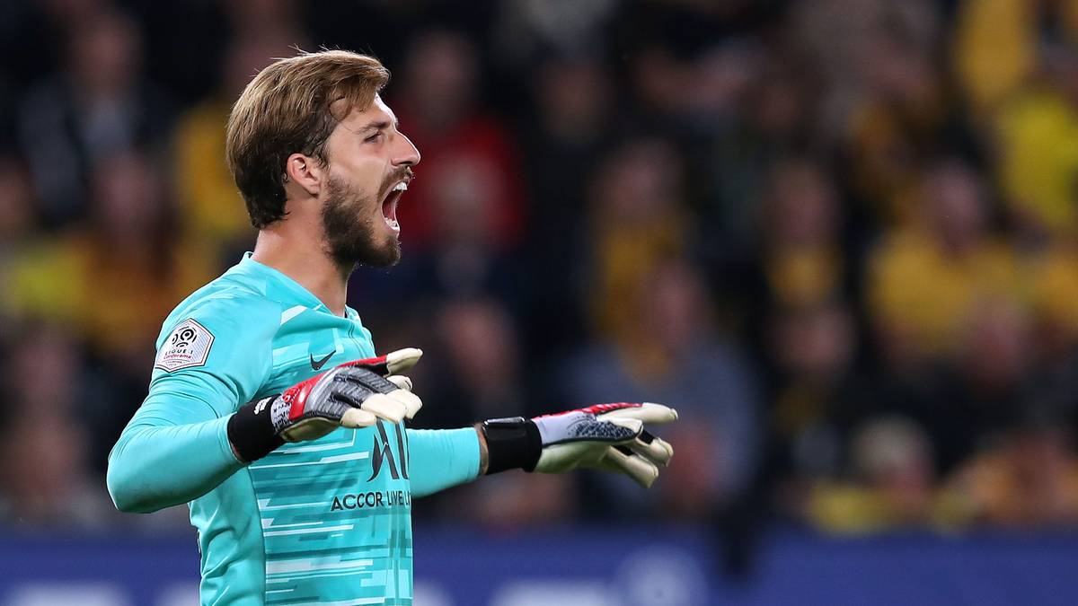 Wie der "kicker" berichtet, führt die Spur zum FC Porto, bei dem Torhüter-Legende Iker Casillas jüngst sein Karriere-Ende verkündet hat. Auch ein Verbleib in Paris ist möglich, nachdem Gianluigi Buffon den Verein wieder in Richtung Turin verlassen hat