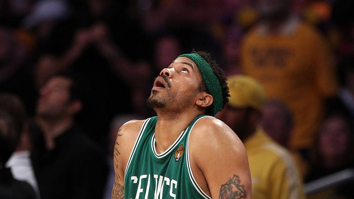 RASHEED WALLACE 30: Jahrelang spielte Wallace in der NBA für die Washington Bullets, Portland Trail Blazers, Atlanta Hawks und Detroit Pistons mit der Nummer 30. Mit den Pistons wurde er 2004 Meister