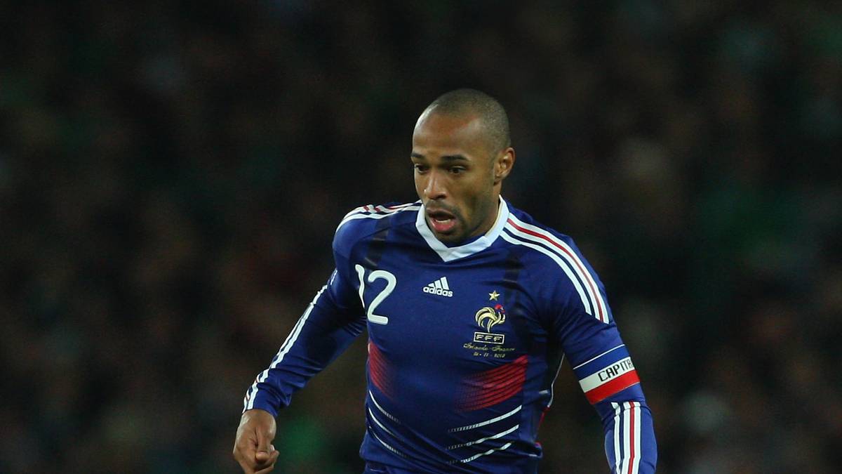 Im November 2009 zer­stört Frank­reichs Thierry Henry Irlands WM-Träume. Zweimal pritscht er den Ball kurz vor der Tor­auslinie zurück ins Spiel­feld und passt schließlich in die Mitte, wo Wil­liam Gallas zum 1:1 einnetzt 