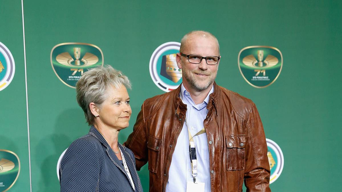 Schaaf zieht sich erstmal weitgehend aus der Öffentlichkeit zurück und verbringt Zeit mit seiner Frau Astrid, mit der er eine Tochter hat. Nach etwas mehr als einem Jahr Pause beginnt dann das neue Kapitel in Frankfurt