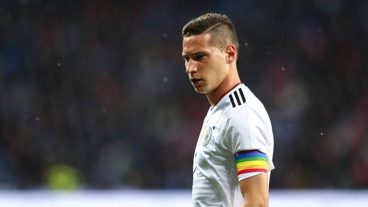 JULIAN DRAXLER (26): Nach langer Verletzung ist er wieder schmerzfrei. Bei Paris kommt er aber noch nicht in Fahrt. Löw ist Fan von Draxler. Möglich ist aber, dass es Draxler erwischen wird. In der Offensive hat er mächtig Konkurrenz bekommen. Letztes Länderspiel im Juni 2019 gegen Estland