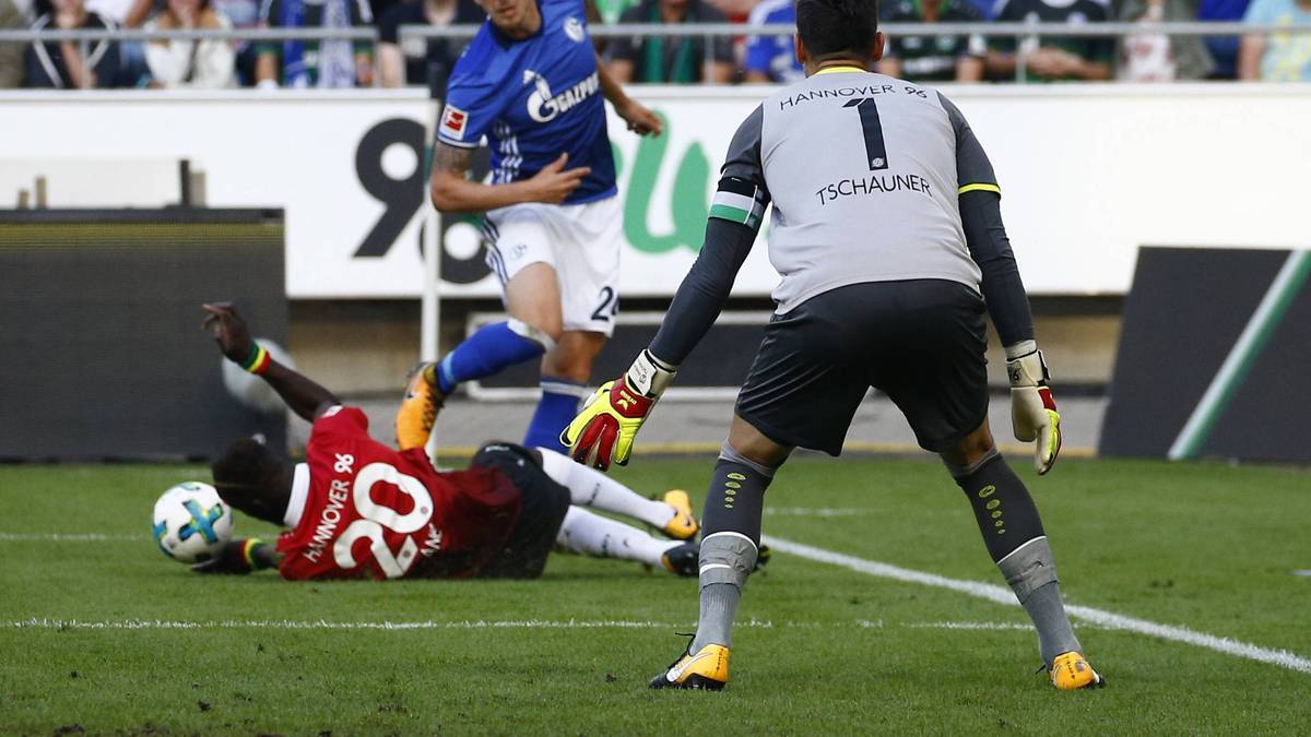 2. SPIELTAG: HANNOVER - SCHALKE (1:0). Sane nimmt bei einer Oczipka-Flanke beide Hände zur Hilfe. Schiri Ittrich verweigert Schalke einen Elfer. Der Video-Schiedsrichter greift nicht ein. Wohl zu Unrecht. Bitter: Einige Wochen später bekommt Königsblau gegen Bayern für eine ähnliche Situation einen Elfer gegen sich