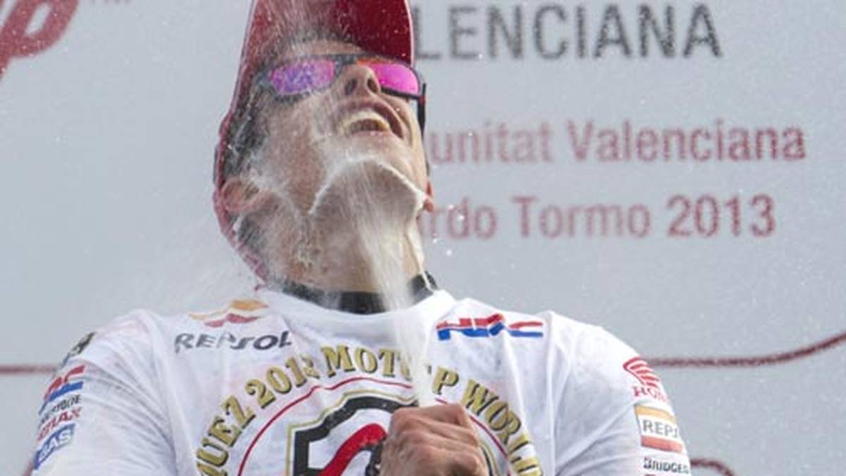 Campeon! Marc Marquez gewinnt als Rookie die Weltmeisterschaft - im zarten Alter von 20 Jahren. Trotz seines jungen Alters beweist der Spanier schon früh, welch ein Talent in ihm steckt