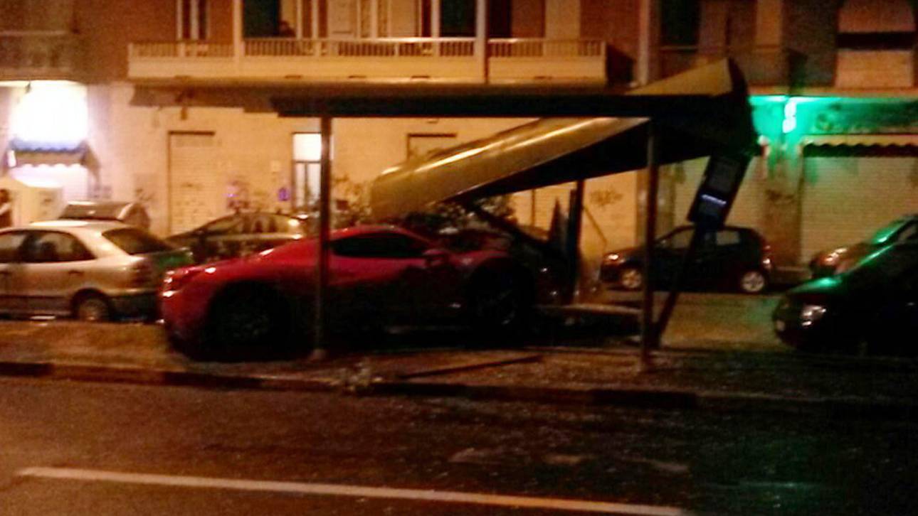 Juve-Profi kracht in Bushaltestelle