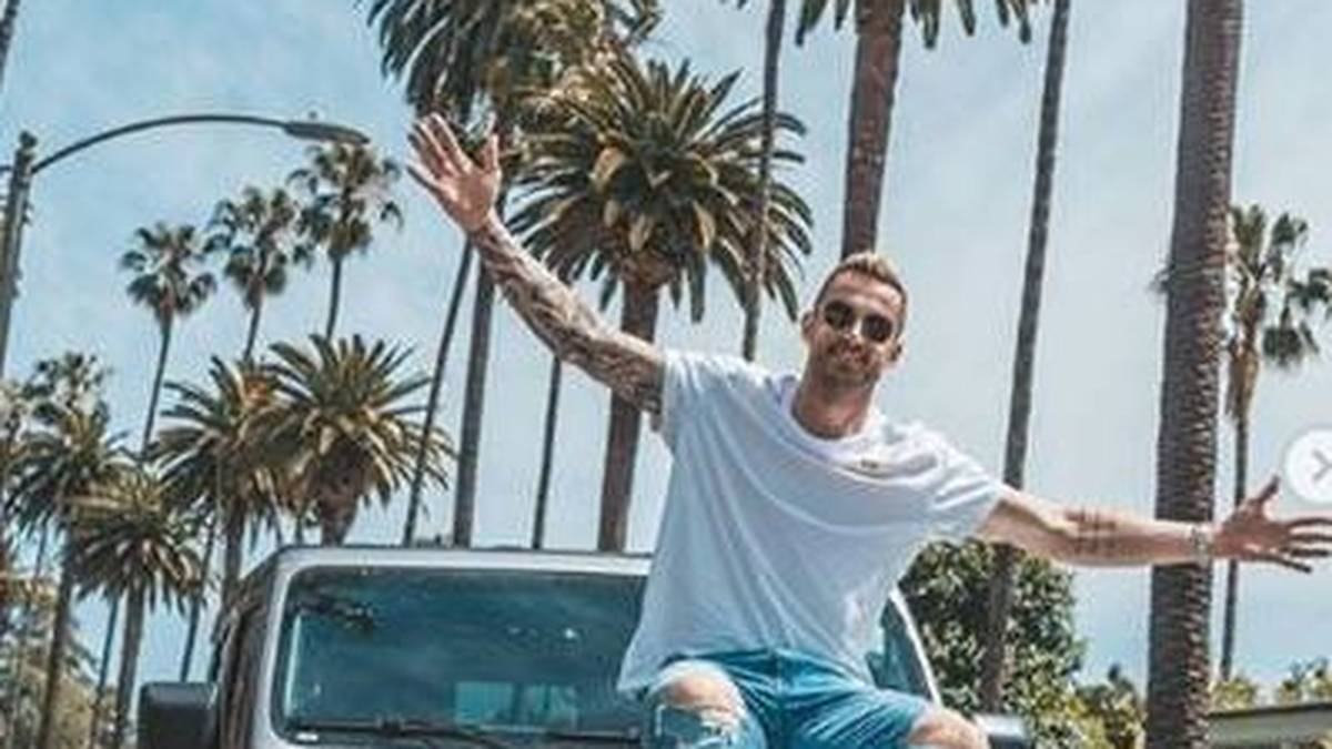 Schalke-Keeper Ralf Fährmann genießt die kalifornische Sonne in Los Angeles. Unter Palmen lässt es sich besonders gutgehen