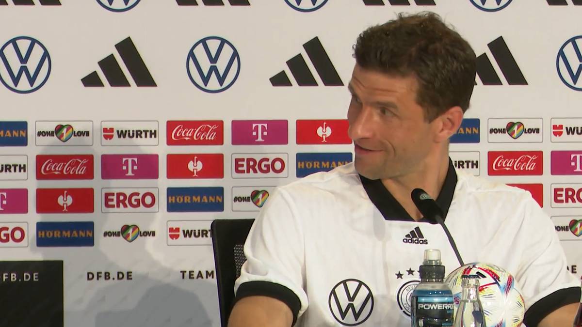 Thomas Müller und Niclas Füllkrug agieren beide als Stürmer im DFB-Team. Kein Wunder, dass beide diese Frage zur Stürmer Position nicht schmeckt. 