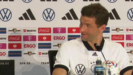 Thomas Müller und Niclas Füllkrug agieren beide als Stürmer im DFB-Team. Kein Wunder, dass beide diese Frage zur Stürmer Position nicht schmeckt. 